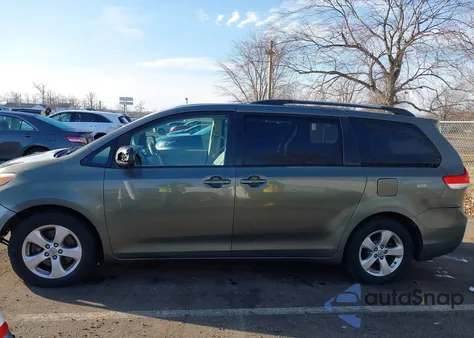 2011 Toyota Sienna Le V6 z USA, uszkodzony, nr VIN 5TDKK3DC4BS149701